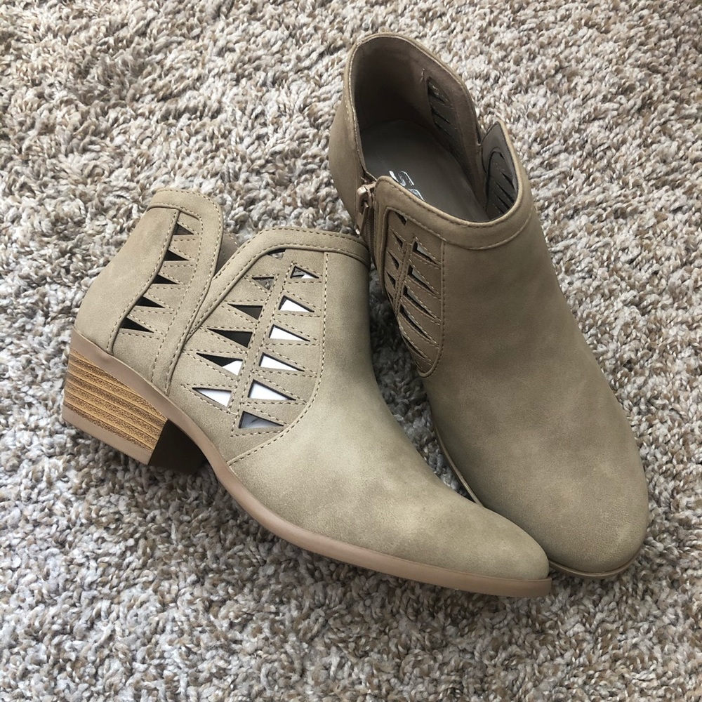 Women’s Closed Toe Multi Strap Ankle Bootie